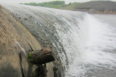 Gia cố đập tràn thủy lợi bằng... gỗ quấn vải