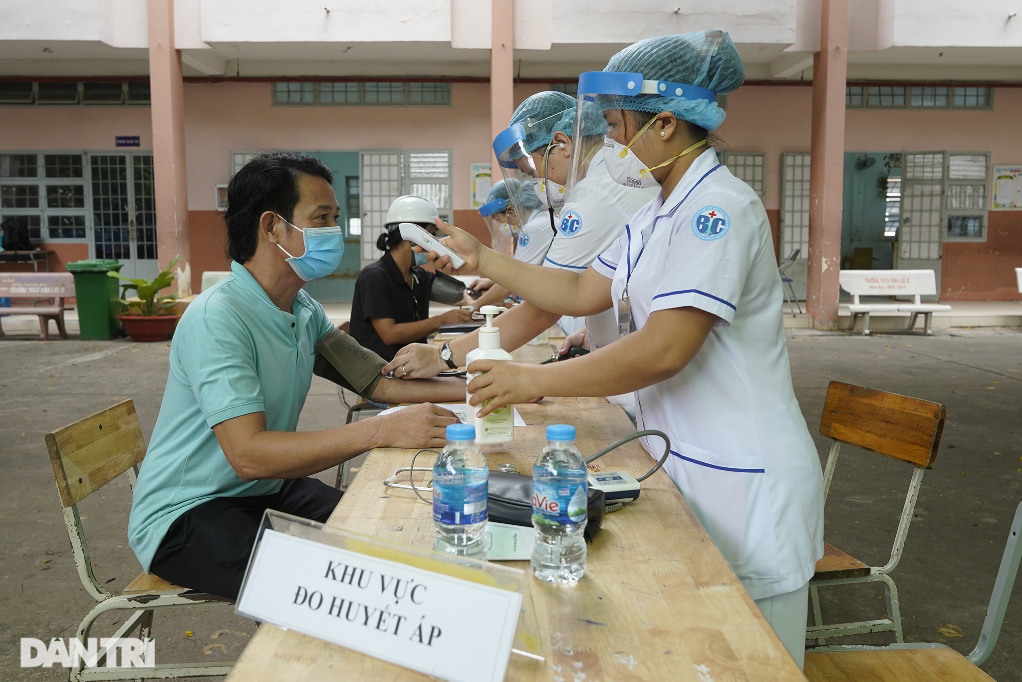 Nhiều người dân TPHCM phải hoãn tiêm vắc xin vì huyết áp cao, bệnh nền