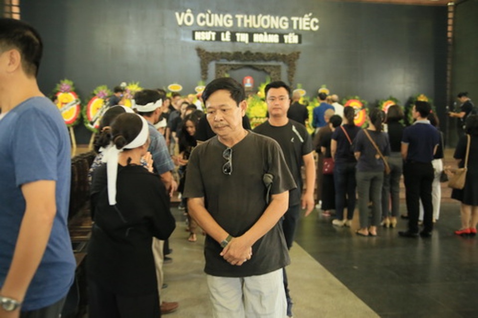 Đồng nghiệp nghẹn ngào tiễn đưa NSƯT Hoàng Yến - 20 Đồng nghiệp nghẹn ngào tiễn đưa NSƯT Hoàng Yến - 20
