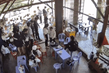 Nữ sinh túm tóc, đánh bạn ngã ngửa tại quán ăn