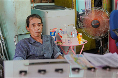 Người bán vé số dạo khóc nghẹn, nhịn đói mấy ngày vì tờ vé trúng thưởng giả