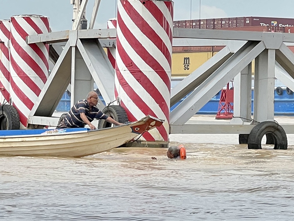 Lão ngư 20 năm cướp cơm hà bá trên sông Đồng Nai - 1 Lão ngư 20 năm cướp cơm hà bá trên sông Đồng Nai - 1