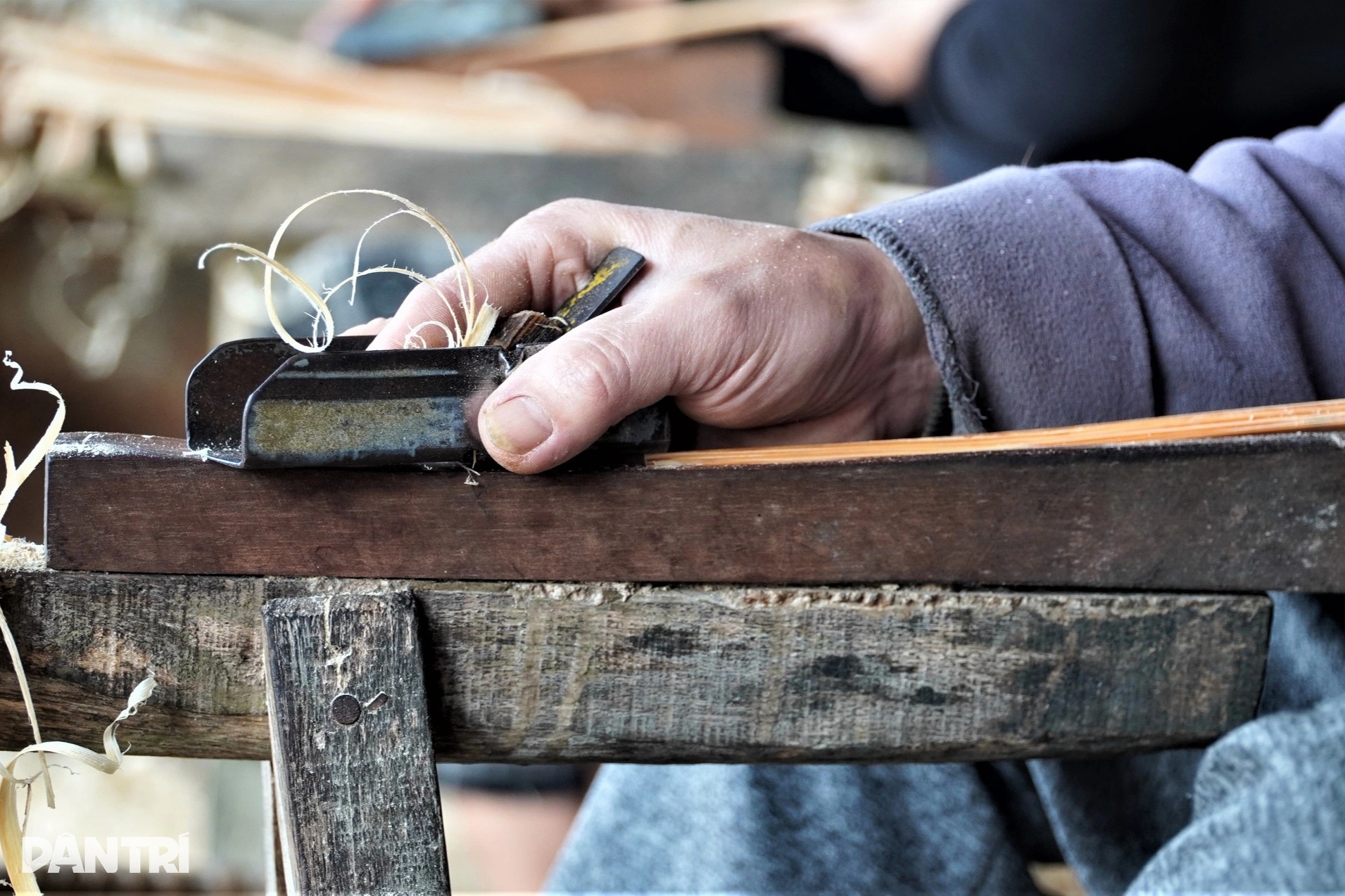 ການຫາເງິນລະຫວ່າງເທດສະການກັບວຽກເຮັດການແຍກໝາກເຜັດ ແລະເຮັດໄມ້ຟັກ - 6 Hái tiền dịp Tết với nghề chẻ cau vót đũa - 6