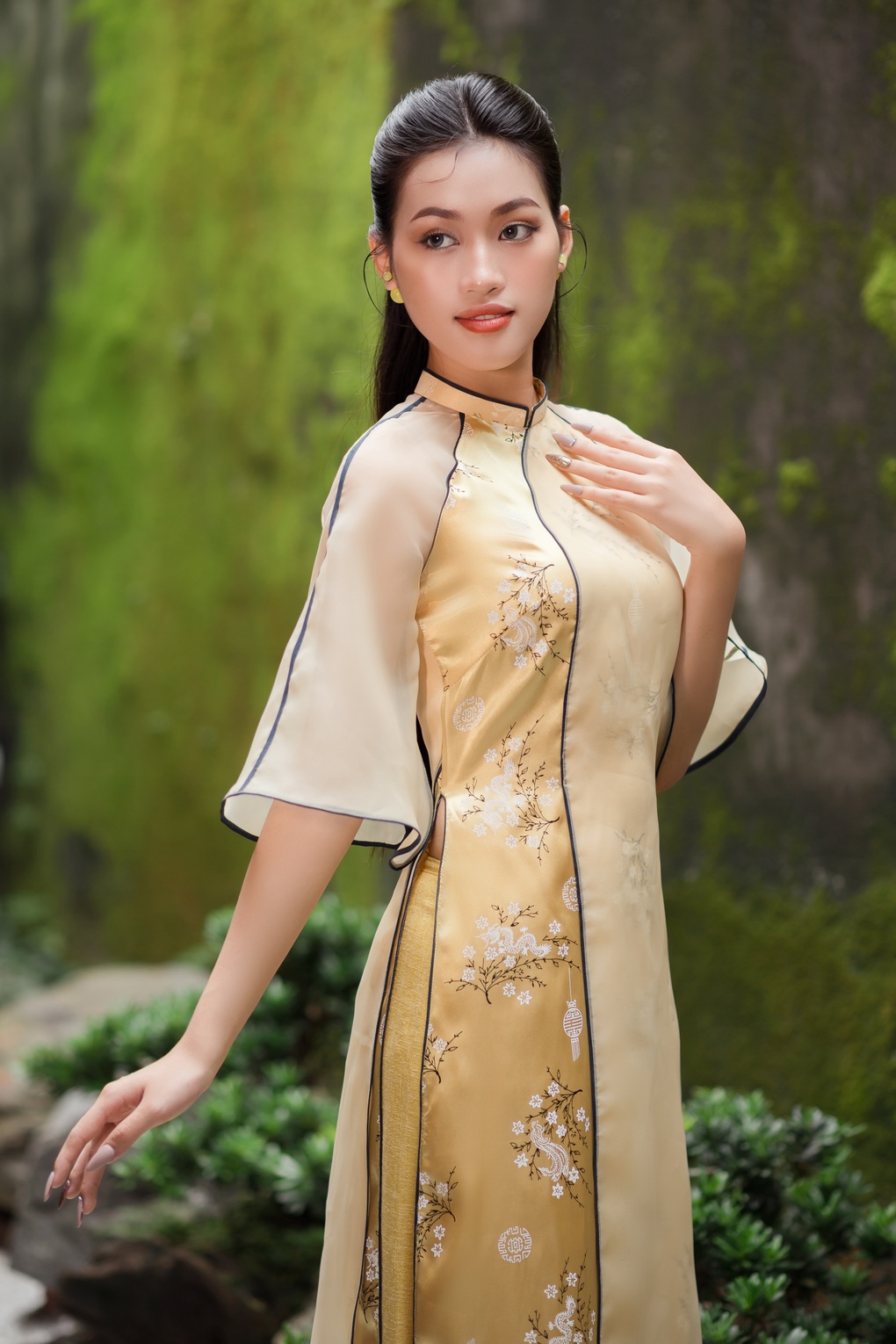 Á hậu Minh Thư đón xuân cùng áo dài cổ yếm - 2 Á hậu Minh Thư đón xuân cùng áo dài cổ yếm - 2