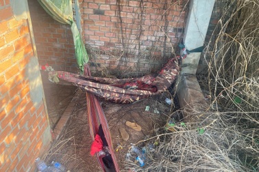 Thi thể người đàn ông nằm trên võng trong căn nhà hoang