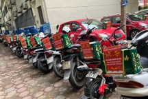 Hà Nội: Giáo viên bất ngờ vì Ban giám hiệu bí mật "cài" quà Tết lên xe