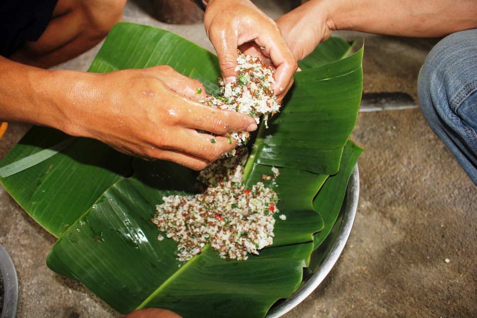 Độc đáo món gỏi kiến của người Rơ Mâm - 9 Độc đáo món gỏi kiến của người Rơ Mâm - 9