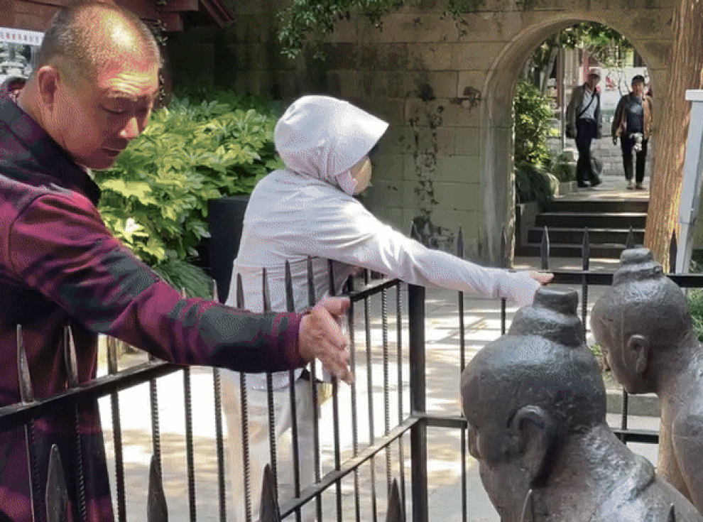 Vì sao bức tượng ở tư thế quỳ gối cúi đầu bị du khách đánh tát liên tục? - 2 Vì sao bức tượng ở tư thế quỳ gối cúi đầu bị du khách đánh tát liên tục? - 2