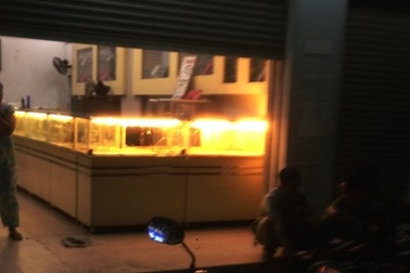 Dùng súng cướp tiệm vàng trong cơn mưa