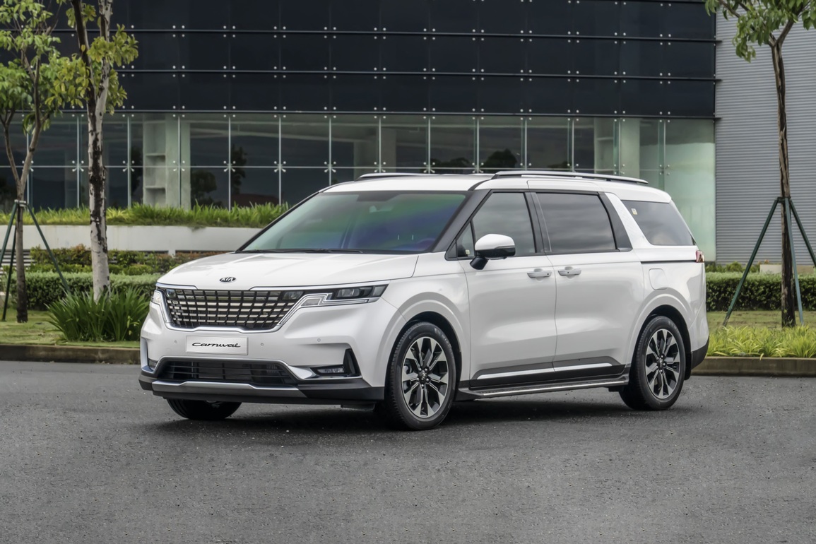 Bị chê kém sang, MPV tiền tỷ Kia Carnival 2022 tại Việt Nam đổi logo mới - 1 Bị chê kém sang, MPV tiền tỷ Kia Carnival 2022 tại Việt Nam đổi logo mới - 1