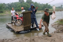 Hơn 2.000 người “đu dây” qua sông