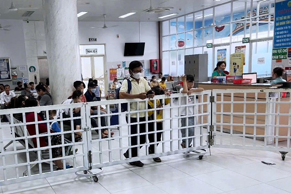 Con gái 14 tuổi làm chuyện dại dột sau khi thấy mẹ liên tục mắng chửi cha - 1