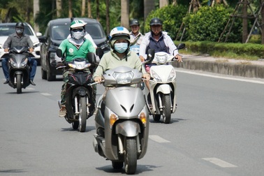 Hà Nội tiếp tục nắng nóng gay gắt, chiều tối có mưa rào và giông