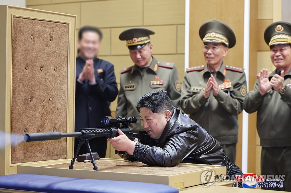 Ông Kim Jong-un bắn súng trong chuyến thăm nhà máy vũ khí - 2 Ông Kim Jong-un bắn súng trong chuyến thăm nhà máy vũ khí - 2