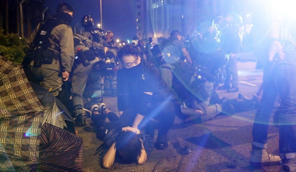 800 người biểu tình “đầu hàng” cảnh sát Hong Kong - 1 800 người biểu tình “đầu hàng” cảnh sát Hong Kong - 1