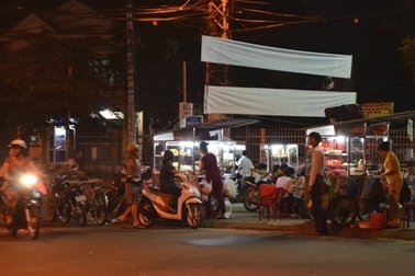 Ăn bánh mì hè phố, 12 người bị ngộ độc thực phẩm