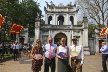 Đoàn nghị sĩ Mỹ thăm Văn Miếu, nhấn mạnh hợp tác song phương với Việt Nam