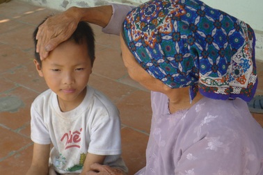 Mẹ mất, bố nguy kịch, bé 8 tuổi bơ vơ