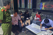 Xử phạt 2 cơ sở có 3 vũ công nhảy múa tại phố Bùi Viện