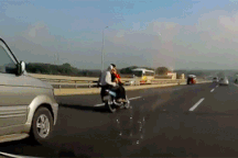 Đầu trần kẹp ba - Quái xế suýt nằm gầm ôtô