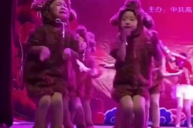 Em bé vừa khóc vừa biểu diễn văn nghệ một cách đáng yêu khiến nhiều người bật cười