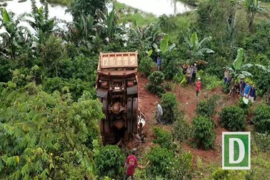 Xe hổ vồ lao xuống vực, tài xế  tử vong trong xe