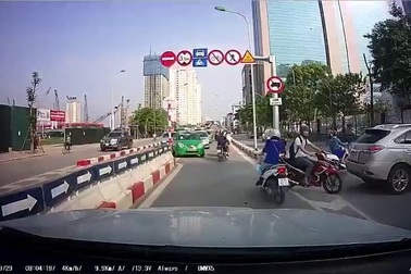 Kiểu đi xe vô ý thức tại Hà Nội khiến nhiều người bất bình