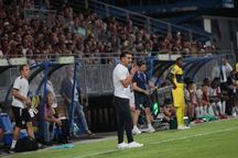 Đội nhà xếp cuối bảng, HLV Tholot vẫn dành lời khen cho cầu thủ Pau FC