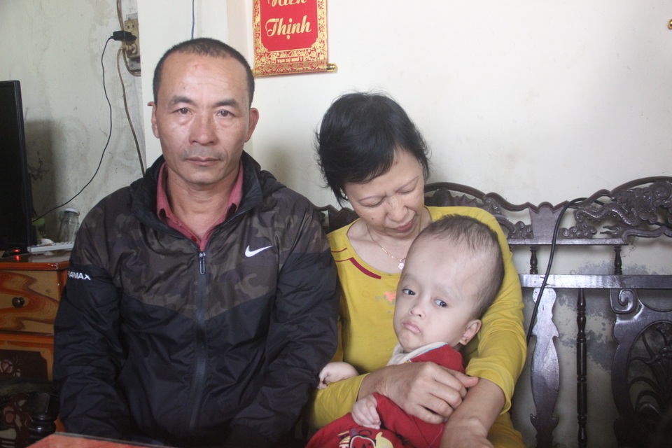 Bạn đọc giúp đỡ thêm gia đình cháu bé bị não úng thuỷ gần 60 triệu đồng - 2 Bạn đọc giúp đỡ thêm gia đình cháu bé bị não úng thuỷ gần 60 triệu đồng - 2
