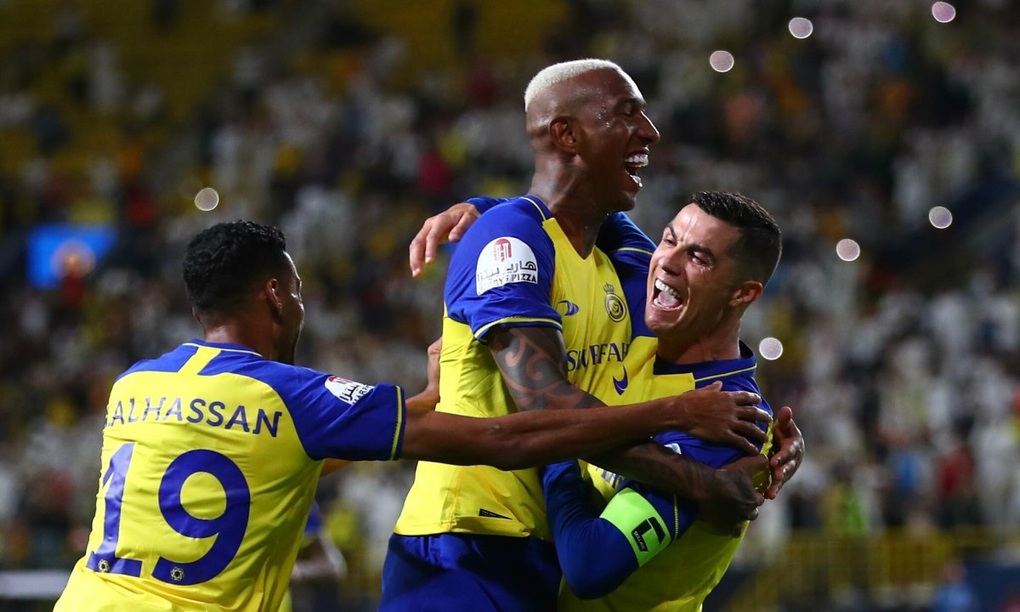 Vì sao C.Ronaldo nhường đá phạt đền cho đồng đội? - 2 Vì sao C.Ronaldo nhường đá phạt đền cho đồng đội? - 2