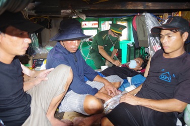 Tàu cá bị phá nước, 5 ngư dân trôi dạt trên biển