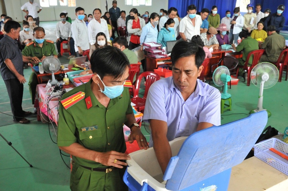 Người dân Phú Quốc ngâm tay vào thùng nước đá khi làm... căn cước - 2 Người dân Phú Quốc ngâm tay vào thùng nước đá khi làm... căn cước - 2