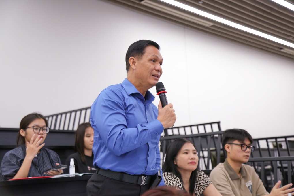 Phụ huynh chủ động cùng con tìm hiểu trường đại học tương lai - 4 Phụ huynh chủ động cùng con tìm hiểu trường đại học tương lai - 4