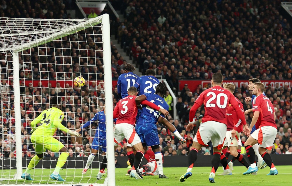 Man Utd đánh rơi chiến thắng trước Chelsea tại Old Trafford - 1