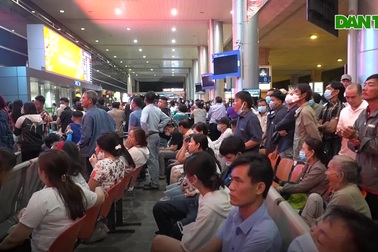Người dân vật vờ ở sân bay Tân Sơn Nhất đón Việt kiều về nước