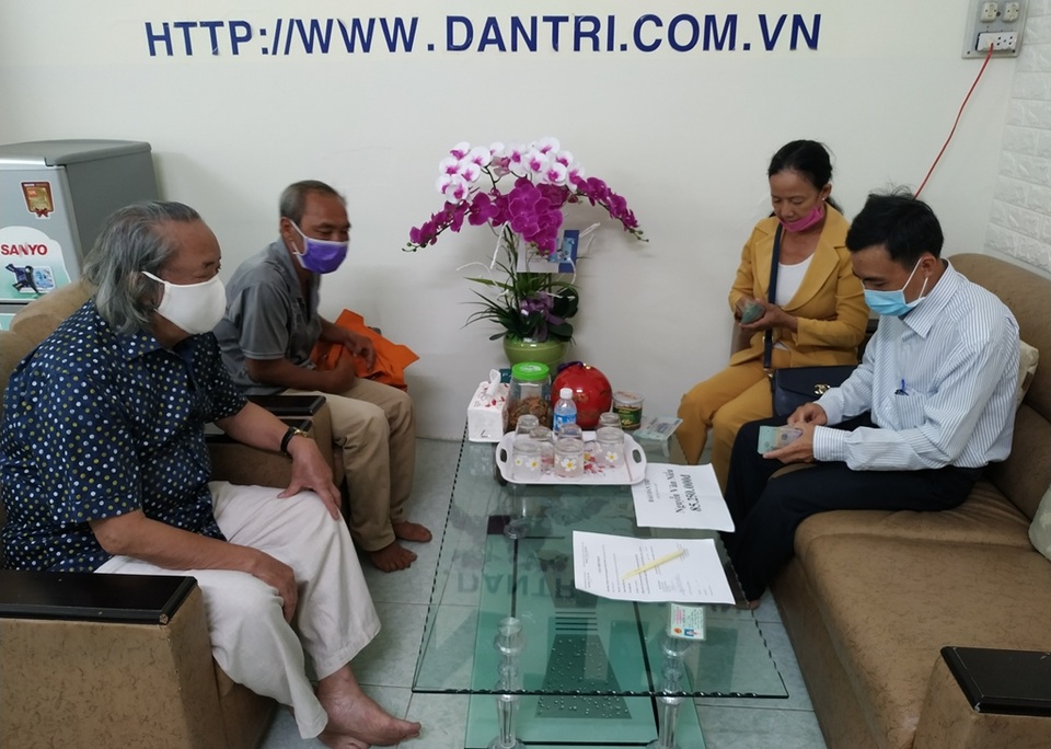 Trao hơn 85 triệu đồng của bạn đọc giúp đỡ gia đình bé gái bị động kinh - 2 Trao hơn 85 triệu đồng của bạn đọc giúp đỡ gia đình bé gái bị động kinh - 2