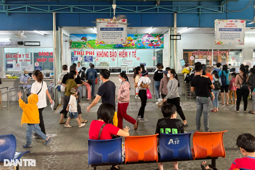 Tình tiết mới vụ vẩy quạt lấy tiền bàn thu ngân Bệnh viện Nhi đồng 1 - 1 Tình tiết mới vụ vẩy quạt lấy tiền bàn thu ngân Bệnh viện Nhi đồng 1 - 1