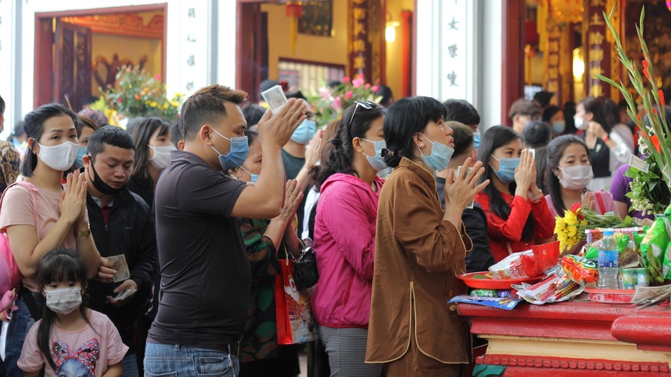 Hàng nghìn người chen chân đội lễ, dâng hương ở Phủ Tây Hồ mùng 1 âm lịch - 8 Hàng nghìn người chen chân đội lễ, dâng hương ở Phủ Tây Hồ mùng 1 âm lịch - 8