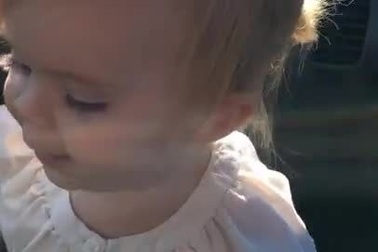 Dễ thương bé 2 tuổi hát "Hello" - Adele