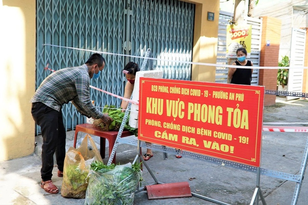 Anh thợ cắt tóc rủ mẹ và vợ trồng rau sạch tặng bà con trong khu phong tỏa - 4 Anh thợ cắt tóc rủ mẹ và vợ trồng rau sạch tặng bà con trong khu phong tỏa - 4
