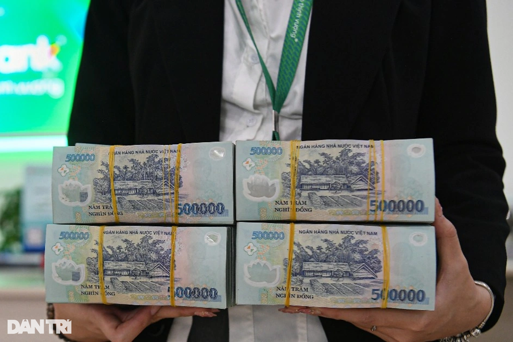 Tiền gửi người dân vào ngân hàng tiếp tục lập kỷ lục - 1 Tiền gửi người dân vào ngân hàng tiếp tục lập kỷ lục - 1