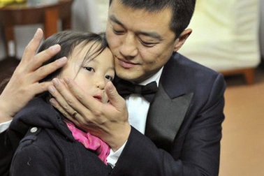 Nghẹn ngào trước tâm thư Lý Á Bằng gửi con gái bị sứt môi