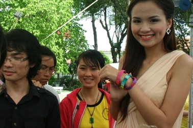 Hoa hậu Diễm Hương tập làm đồ handmade