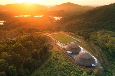 Bất ngờ ngôi trường trên đỉnh đồi đẹp như cổ tích ngay gần Hà Nội