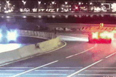 Thanh niên 22 tuổi ôm cua làm lật úp rồi bốc cháy siêu xe Ferrari đi thuê