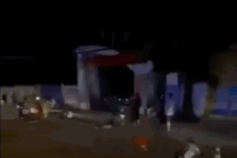 Xôn xao việc CSGT nói "quái xế" quỳ xuống bên người bị tai nạn trên đường