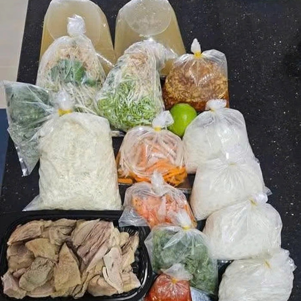 يبيع مطعم البط في سوق بن ثانه 4 أطباق من المعكرونة وسلطة البط مقابل مليون دونج - 1 Quán vịt ở chợ Bến Thành bán 4 tô bún, gỏi vịt giá 1 triệu đồng - 1