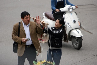 Quá ngỡ ngàng trước cảnh chèn ép du khách!