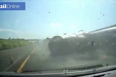 Không cài dây an toàn, bé trai văng ra khỏi xe sau vụ va chạm giao thông