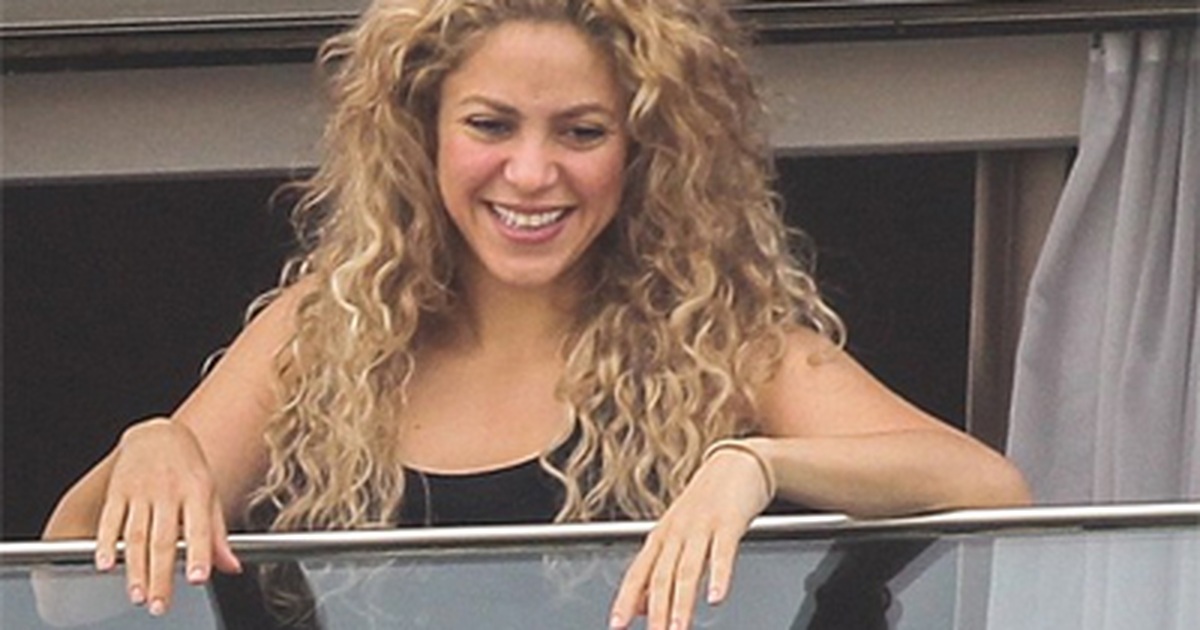 Shakira: Mặt mộc vẫn tự tin vẫy chào fans | Báo Dân trí